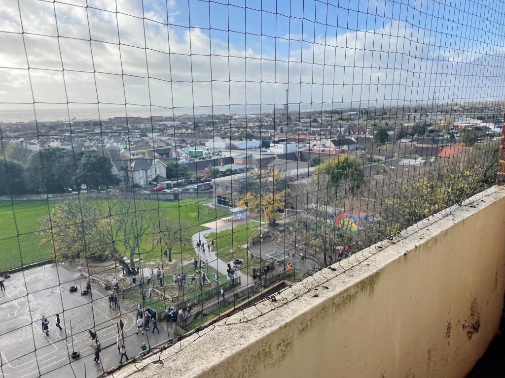 Lot: 41 - BALCONY FLAT WITH VIEWS IN NEED OF COMPLETE MODERNISATION - 